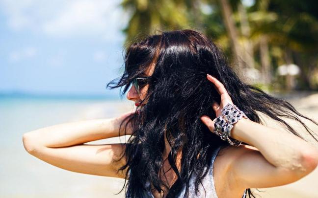 Mujer en la playa / Freepik Mujer en la playa