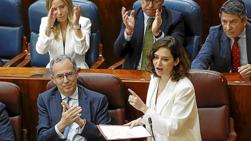 Los diputados del PP en la Comunidad de Madrid, aplaudiendo ayer a Isabel Díaz Ayuso. | FOTO: EFE