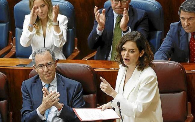 Los diputados del PP en la Comunidad de Madrid, aplaudiendo ayer a Isabel Díaz Ayuso. | FOTO: EFE Los diputados del PP en la Comunidad de Madrid, aplaudiendo ayer a Isabel Díaz Ayuso. | FOTO: EFE
