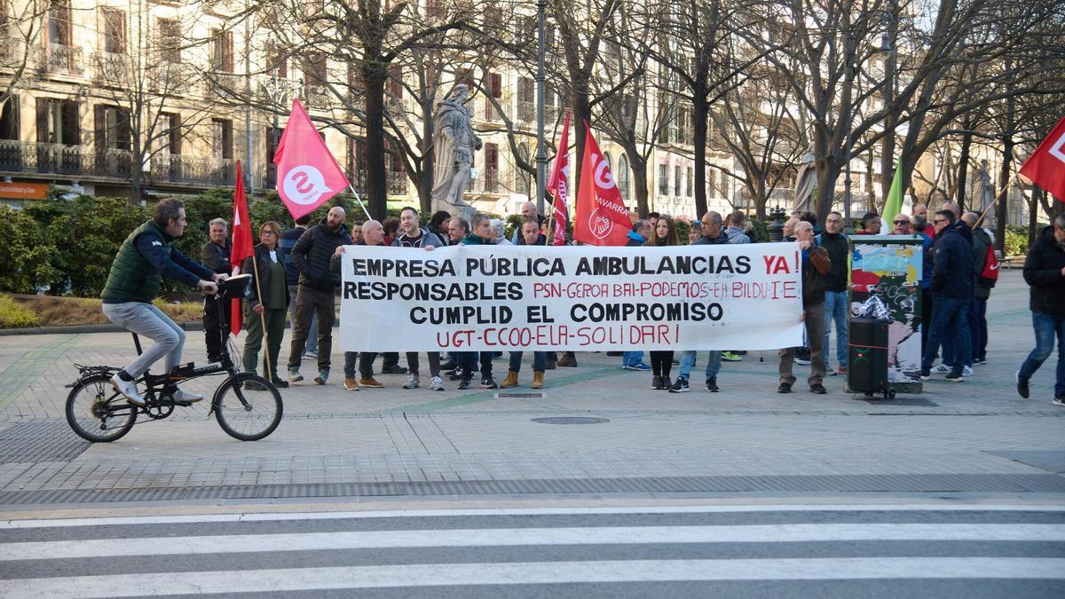 Concentración de los sindicatos UGT, CCOO, ELA y Solidari, con representación en el sector de ambulancias de Navarra, para exigir "que se cumpla el compromiso de crear una empresa pública para el transporte sanitario"