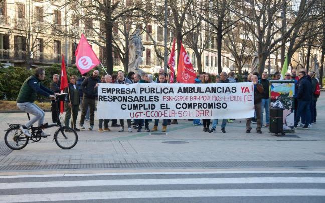 Concentración de los sindicatos UGT, CCOO, ELA y Solidari, con representación en el sector de ambulancias de Navarra, para exigir "que se cumpla el compromiso de crear una empresa pública para el transporte sanitario" Concentración de los sindicatos UGT, CCOO, ELA y Solidari, con representación en el sector de ambulancias de Navarra, para exigir "que se cumpla el compromiso de crear una empresa pública para el transporte sanitario"