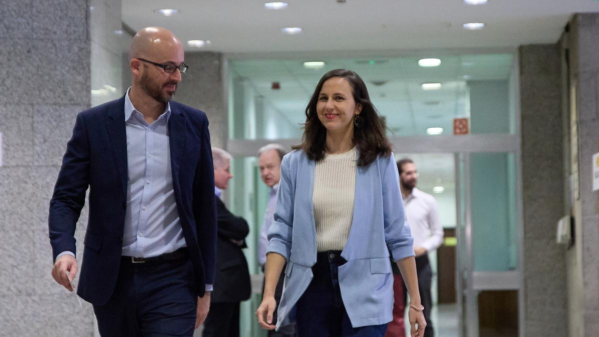 Nacho Álvarez junto a Ione Belarra.