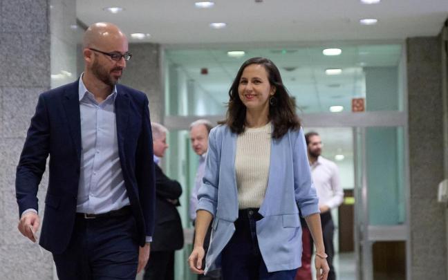 Nacho Álvarez junto a Ione Belarra.