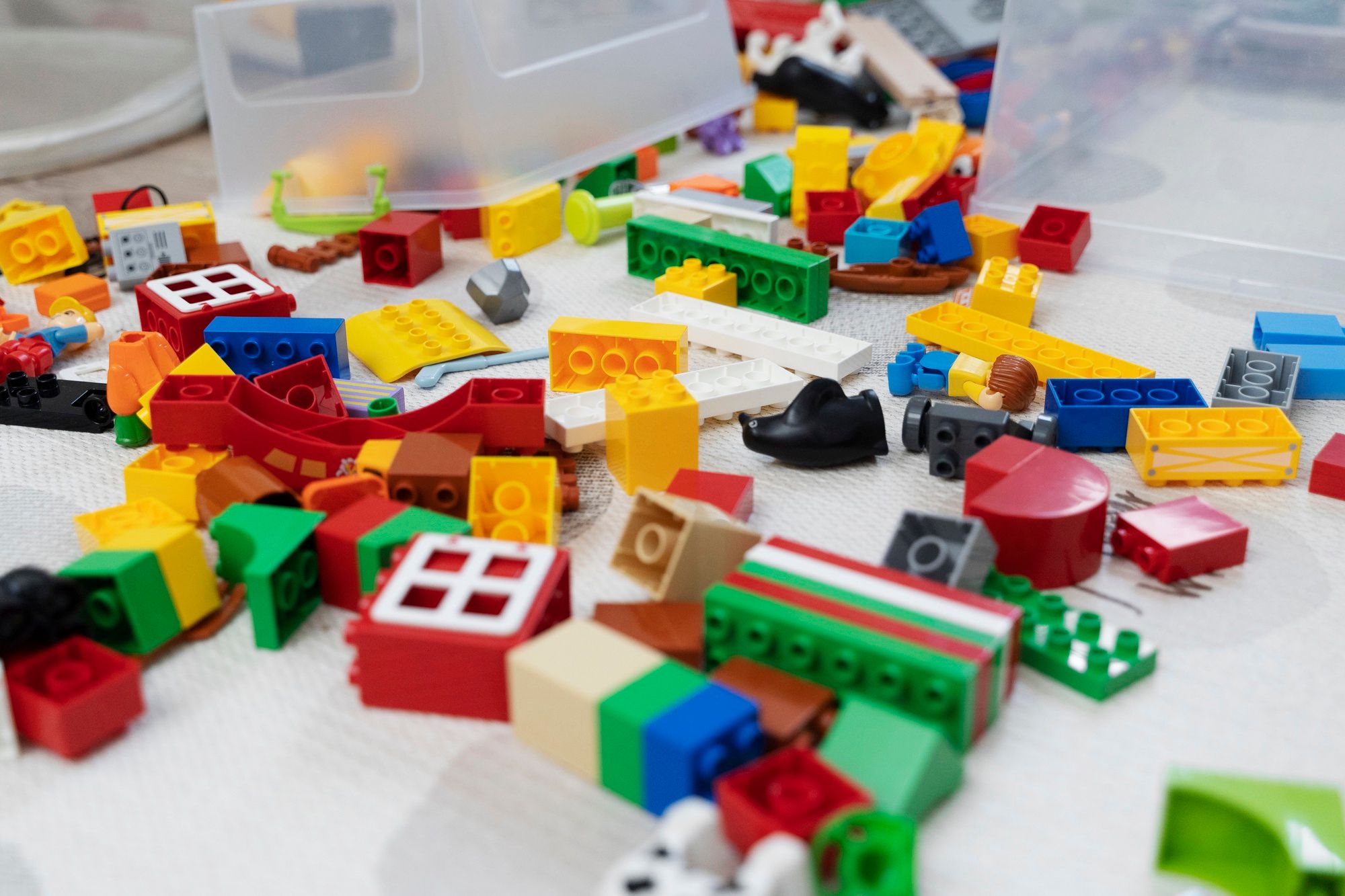 Piezas de un juego de construcción esparcidas por el suelo.