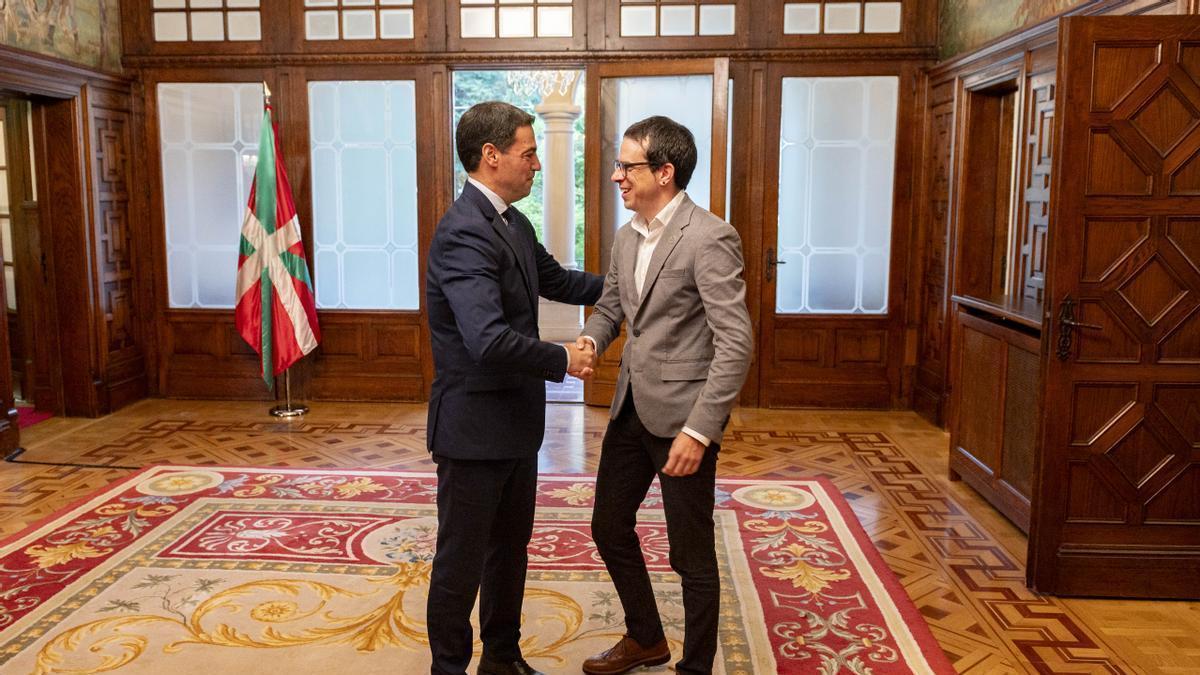 Pradales y Otxandiano se saludan al inicio del encuentro.