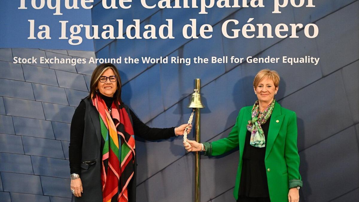 Arantxa Tapia e Idoia Basterretxea, esta mañana en la Bolsa de Bilbao
