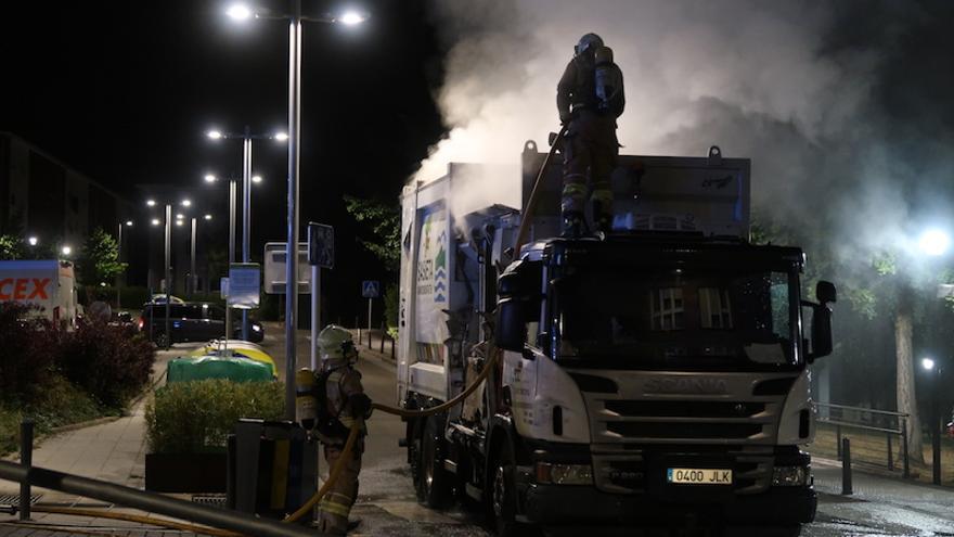 La carga de un camión de recogida de papel coge fuego, en Urretxu