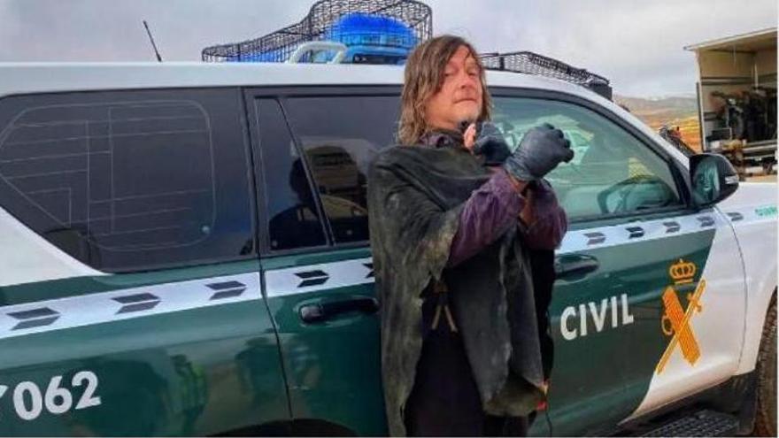 El actor Norman Reedus, junto al coche de la Guardia Civil de Zaragoza.