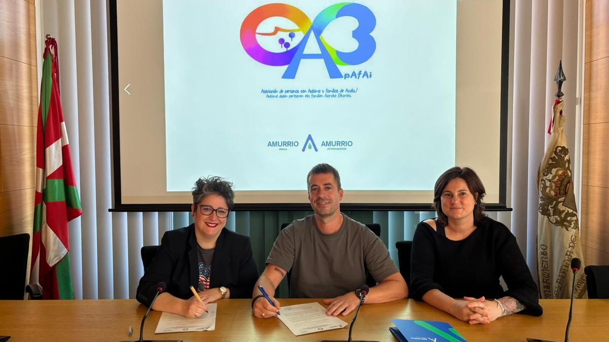 Momento de la firma del convenio con Apafai este 16 de octubre en el Ayuntamiento de Amurrio