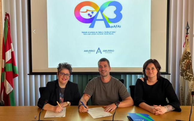 Momento de la firma del convenio con Apafai este 16 de octubre en el Ayuntamiento de Amurrio