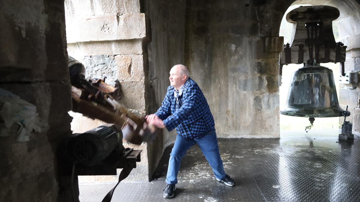 Jose Antonio Lejarza volteando la campana