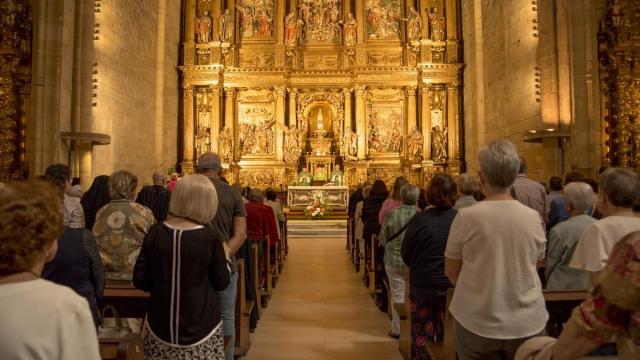 Iñigo Michelena oficiando su primera misa en la iglesia de Santa María del Juncal