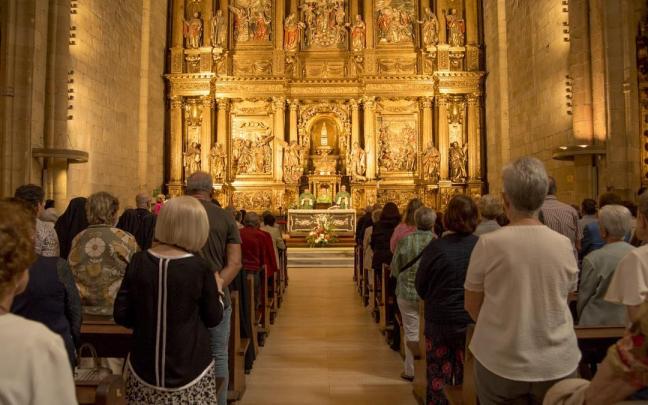 Iñigo Michelena oficiando su primera misa en la iglesia de Santa María del Juncal