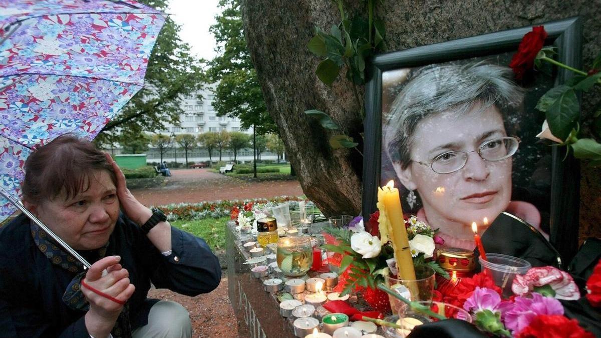 Una mujer observa un retrato de la periodista rusa Anna Politkóvskaya en San Petersburgo