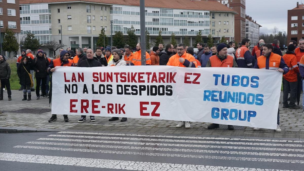 Concentración de trabajadores de Tubos Reunidos frente al Gobierno Vasco