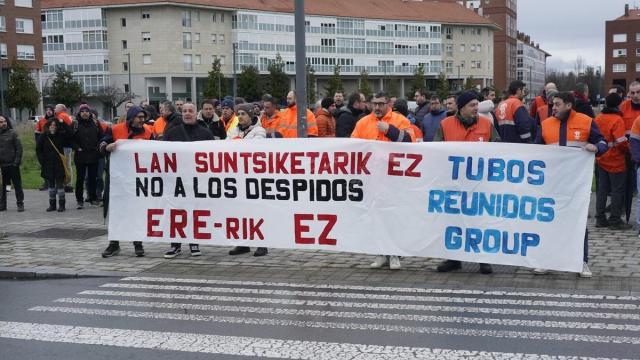 Concentración de trabajadores de Tubos Reunidos frente al Gobierno Vasco
