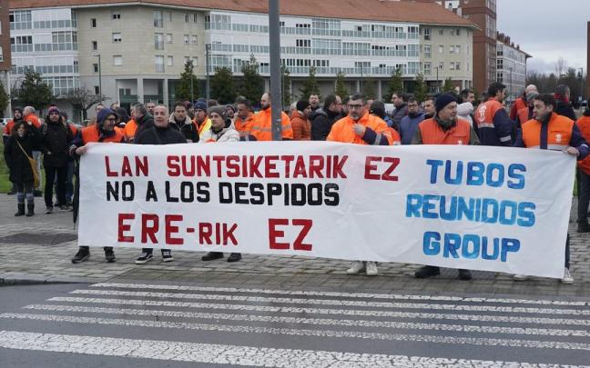Concentración de trabajadores de Tubos Reunidos frente al Gobierno Vasco