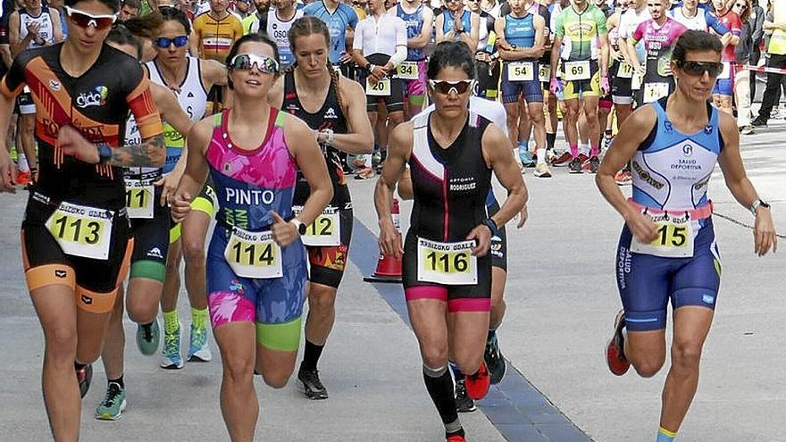Momento de la salida de las féminas unos minutos antes.