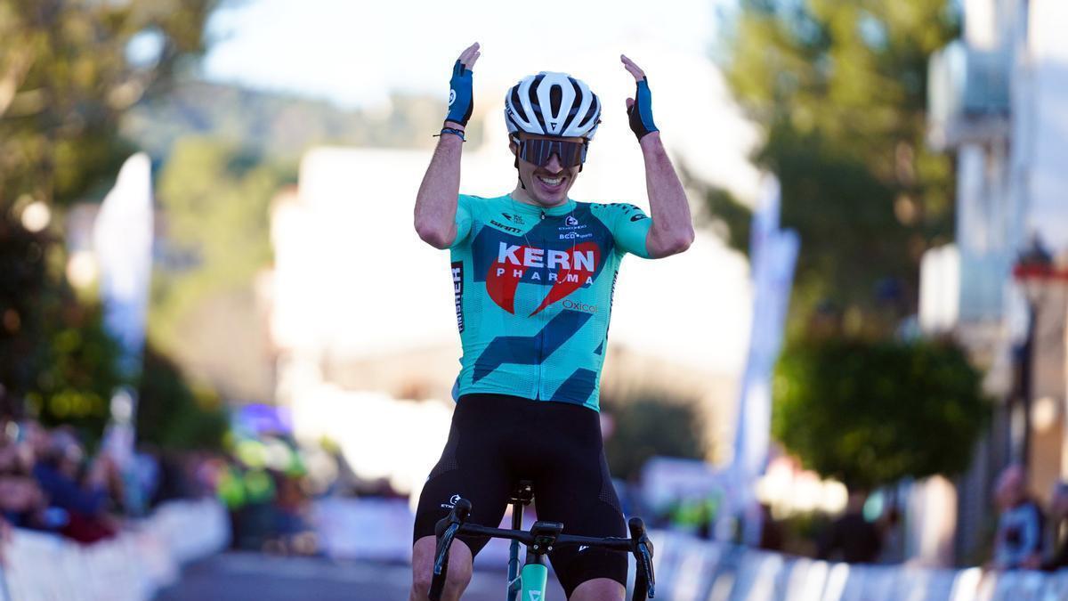 Urko Berrade festeja la victoria.