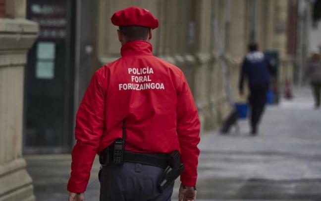 Un agente de Policía Foral. Un agente de Policía Foral.