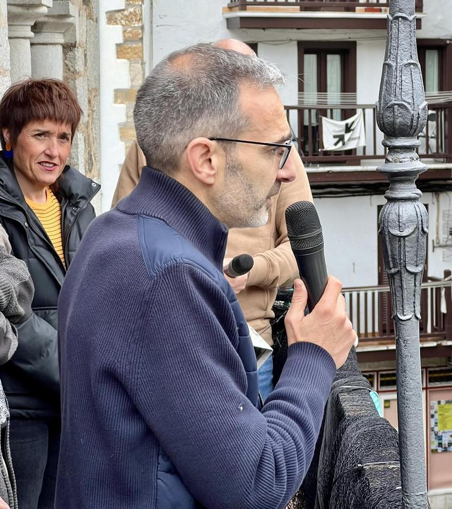 Badiola durante el discurso ofrecido el pasado sábado tras recibir el Zilarrezko Antxoa en Ondarroa.