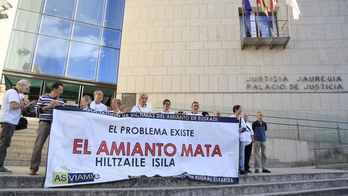 Concentración de Asviamie frente a los juzgados de Donostia.