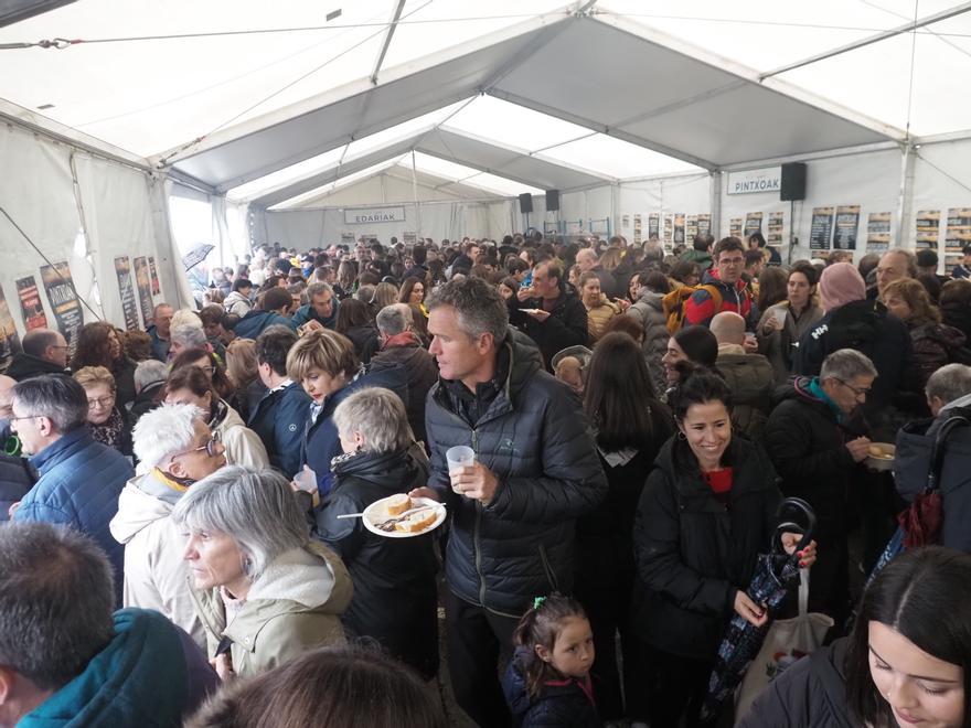 La carpa ha servico de refugio en los momentos en los que la lluvia se ha hecho más presente.