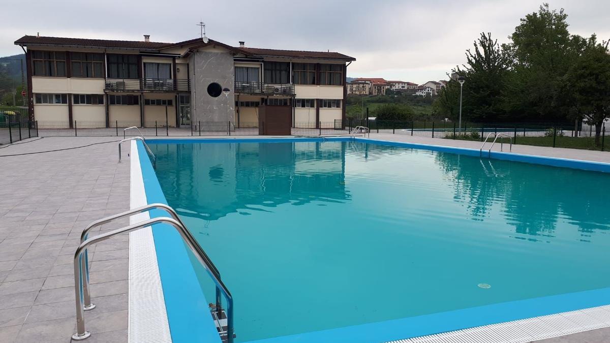 Las piscinas municipales de Artziniega en el entorno deportivo de La Bárcena