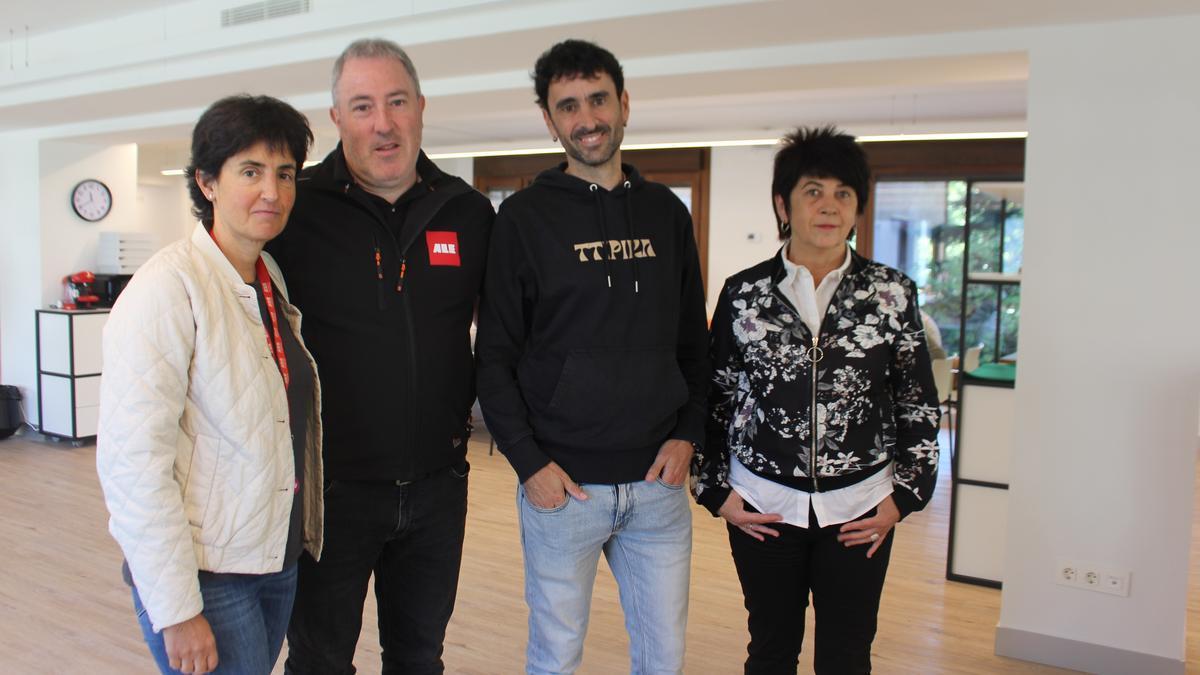 La profesora Lourdes Mendia, el director de ALE, Joseba Beristain, el alcalde Garikoitz Iturbe, y la trabajadora de los Servicios Sociales municipales, Antziñe Mendia.