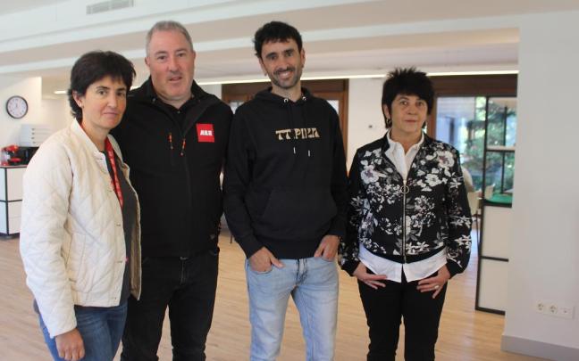 La profesora Lourdes Mendia, el director de ALE, Joseba Beristain, el alcalde Garikoitz Iturbe, y la trabajadora de los Servicios Sociales municipales, Antziñe Mendia.