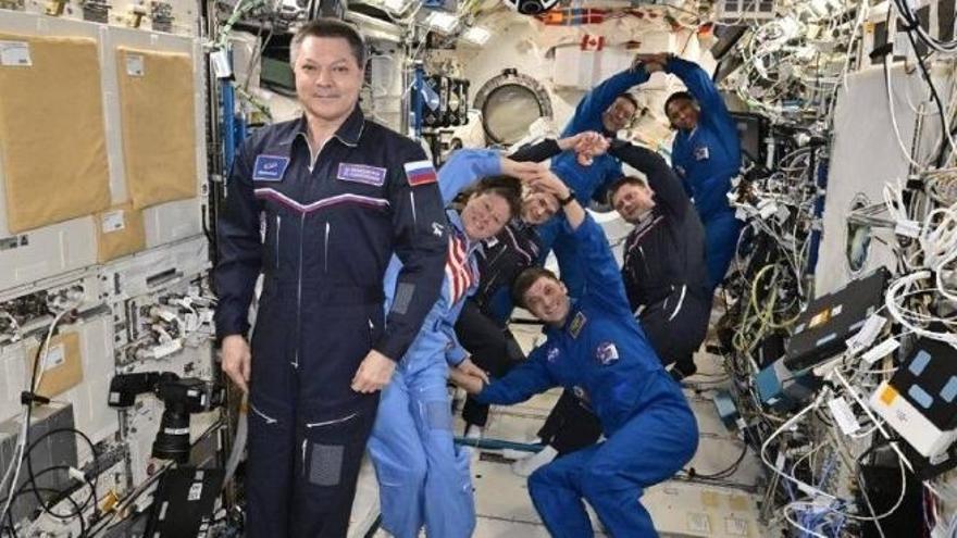 Kononenko, en primer plano, recibe el homenaje de sus compañeros en la Estación Espacial al cumplir mil días de viajes espaciales.