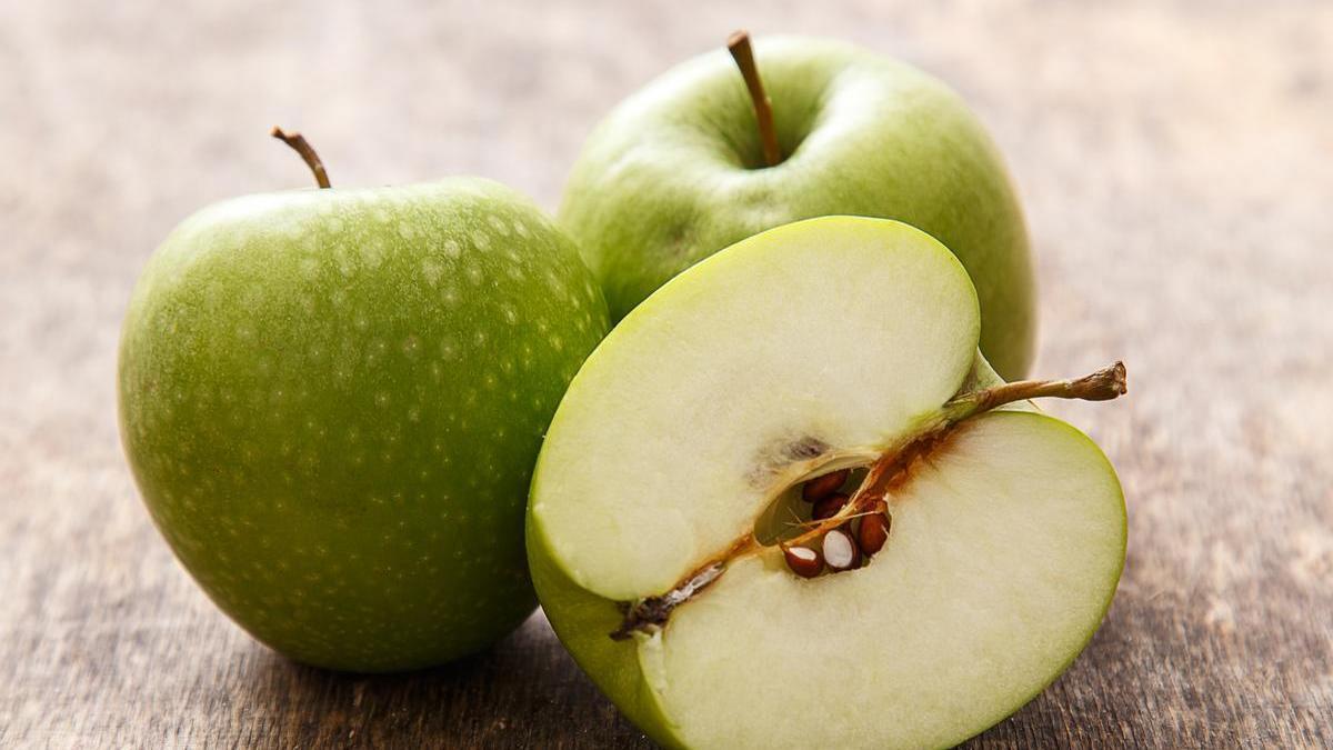 Manzana verde cortada por la mitad