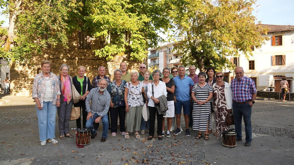 La Asociación de la Tercera Edad de Busturia estuvo bien representada por Jabi A., Kutxu, Isabel, F.co Javier I. , Begoña, Javier E., Leonor, Conchi, Marta, Ramón, Conchi S., Rosa, Juan, Román, Luis y Arantza.