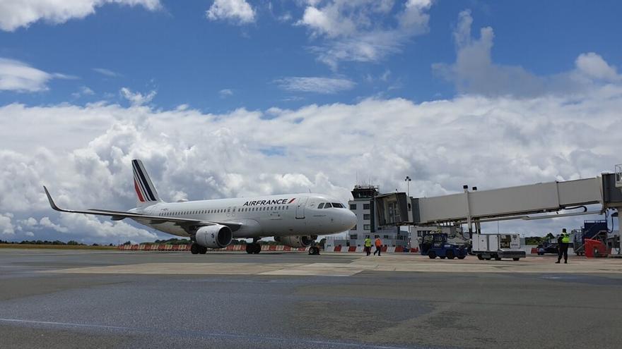 Un avión, en el aeropuerto de Biarritz