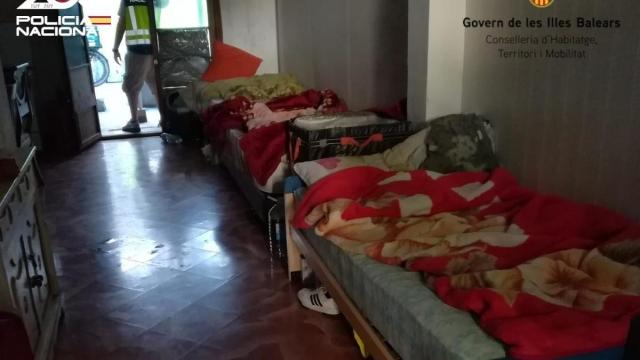 Algunas camas situadas en los pasillos de la vivienda