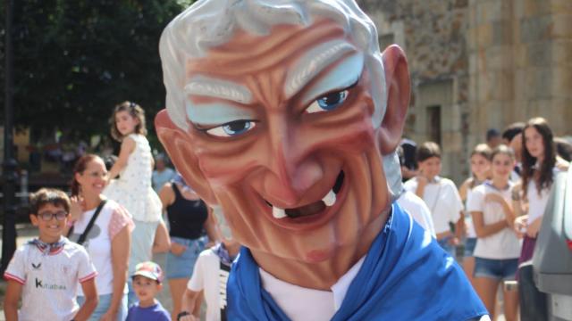 Ugao ha comenzado los festejos con los gigantes y cabezudos tomando las calles