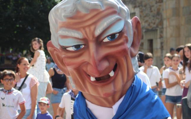 Ugao ha comenzado los festejos con los gigantes y cabezudos tomando las calles