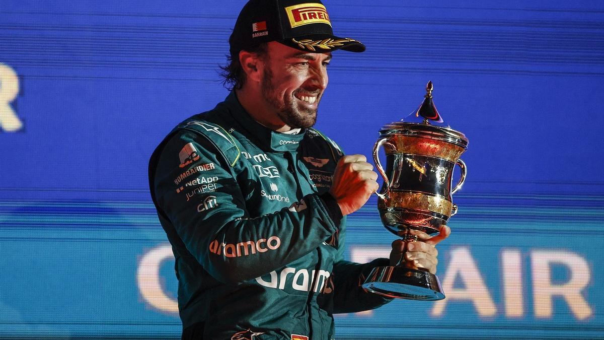 Fernando Alonso en el podio del Gran Premio de Baréin.