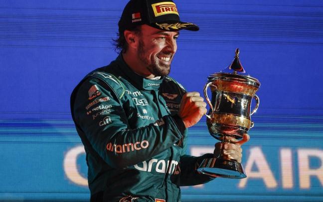 Fernando Alonso en el podio del Gran Premio de Baréin.