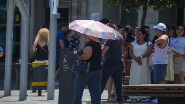Una mujer se protege del sol con un paraguas en plena ola de calor en Gasteiz. / Jorge Muñoz Una mujer se protege del sol con un paraguas en plena ola de calor en Gasteiz.