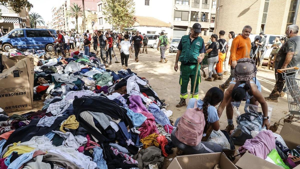 Varias personas organizan los donativos que varias personas han hecho para los afectados por la DANA