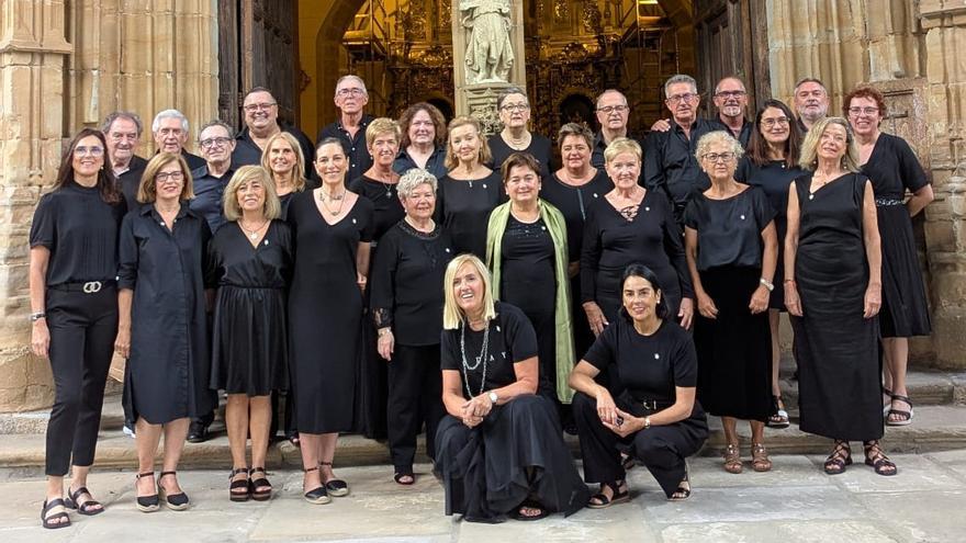 Componentes de Bermeoko Abesbatza, que este año celebran siete décadas.