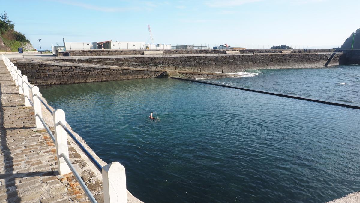 Vista del puerto de Mutriku y la zona de la piscina