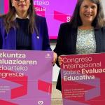 La consejera vasca de Educación, Begoña Pedrosa, y la catedrática de la EHU, Jasone Cenoz.