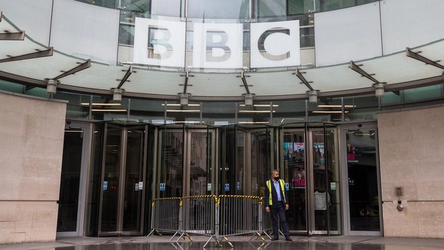 Entrada a la sede de la BBC en Londres