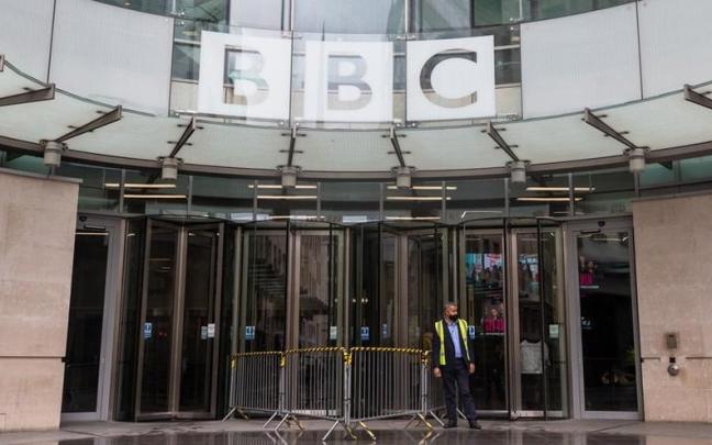Entrada a la sede de la BBC en Londres
