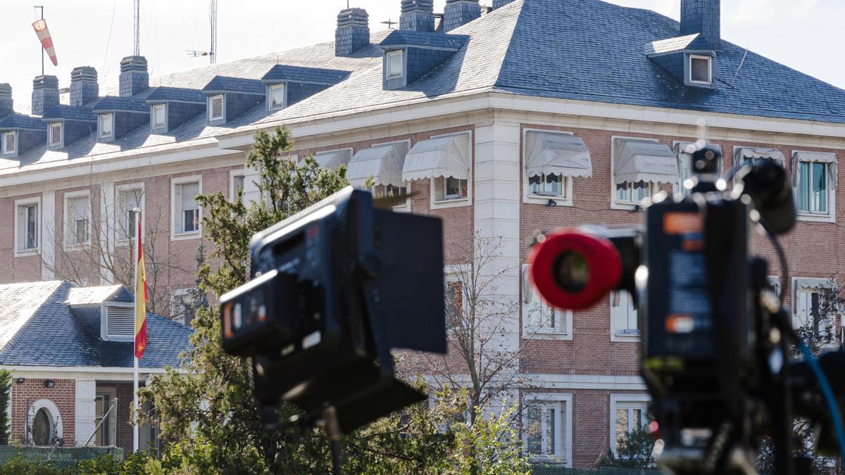 Una cámara de algun medio de comunicación frente al Palacio de la Moncloa.