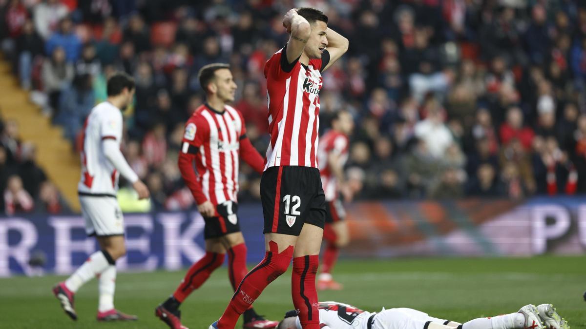 Gorka Guruzeta se lamenta de una ocasión fallada ante el Rayo Vallecano.