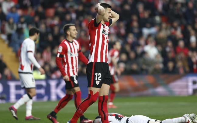 Gorka Guruzeta se lamenta de una ocasión fallada ante el Rayo Vallecano. Gorka Guruzeta se lamenta de una ocasión fallada ante el Rayo Vallecano.