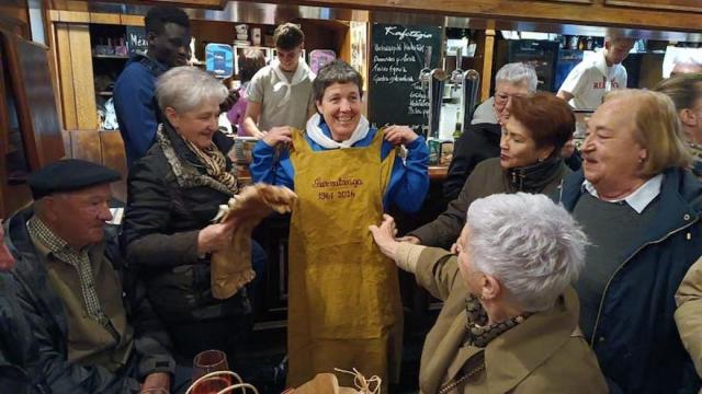Los clientes regalan un delantal conmemorativo a Jaione Gurrutxaga.